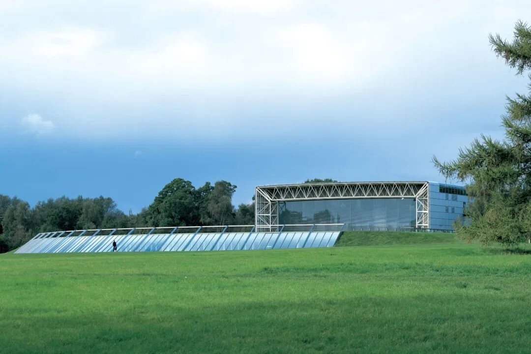 塞恩斯伯里视觉艺术中心草地和建筑照片